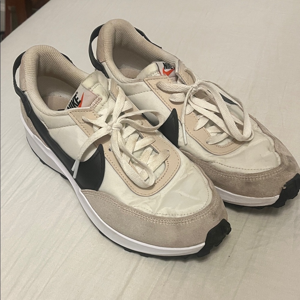Nike women’s waffle Cream and Black Sneakers